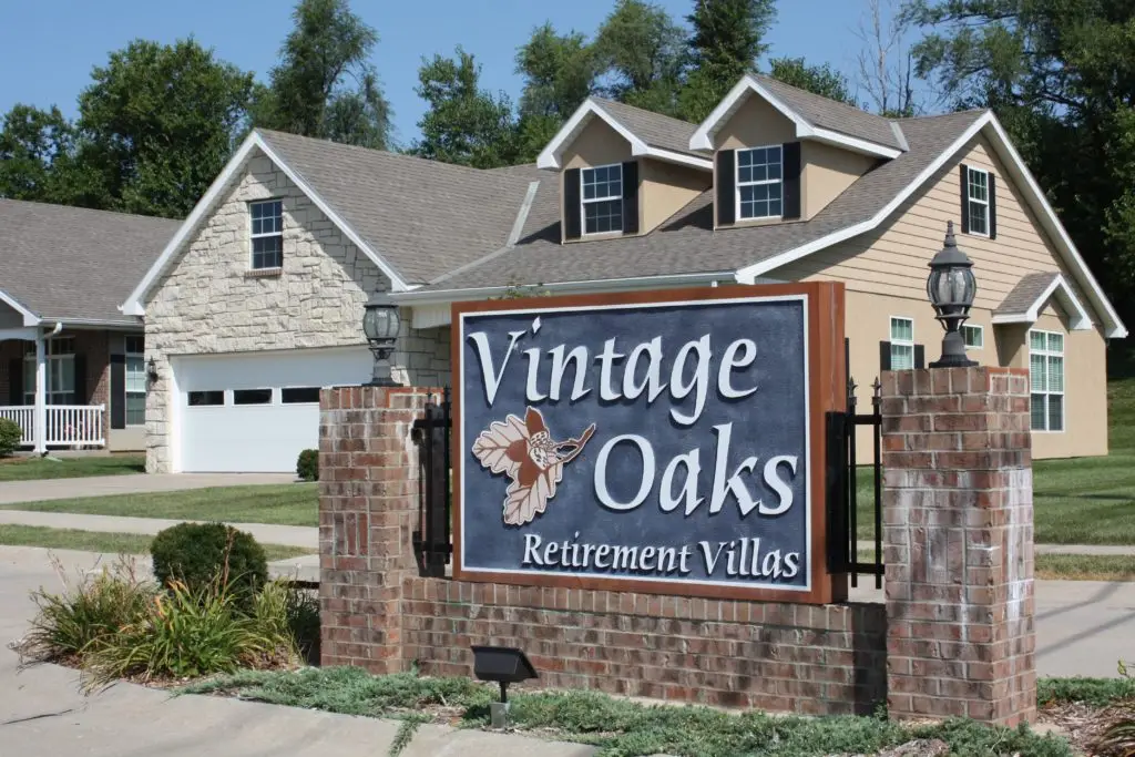 Vintage Oaks sign