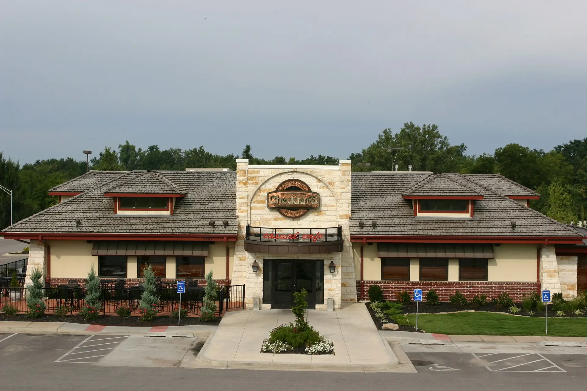 Cheddar's façade and parking