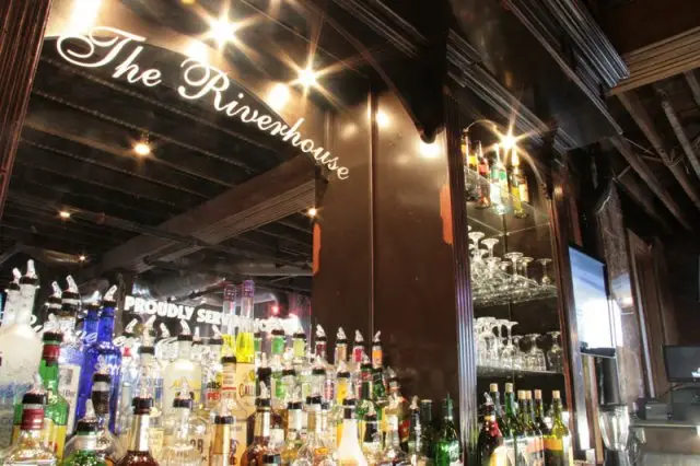 Riverhouse Restaurant bar